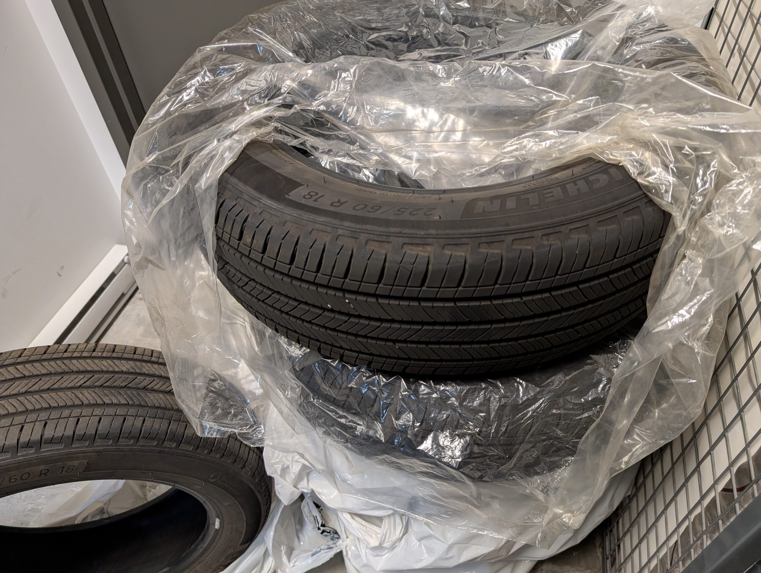 【帮车友转发】出自用9成新225/60 R18 轮胎，一套4个加2个备用