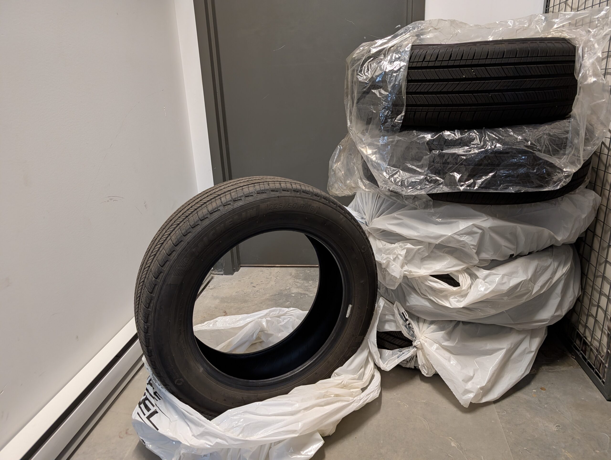 【帮车友转发】出自用9成新225/60 R18 轮胎，一套4个加2个备用