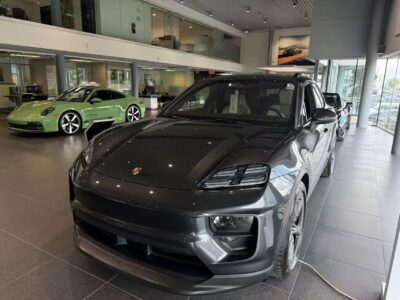 【九十脉推荐】一手车主、无事故、极高性价比！2024 Porsche Macan 4 Electric，Premium Package，售价：$89,888